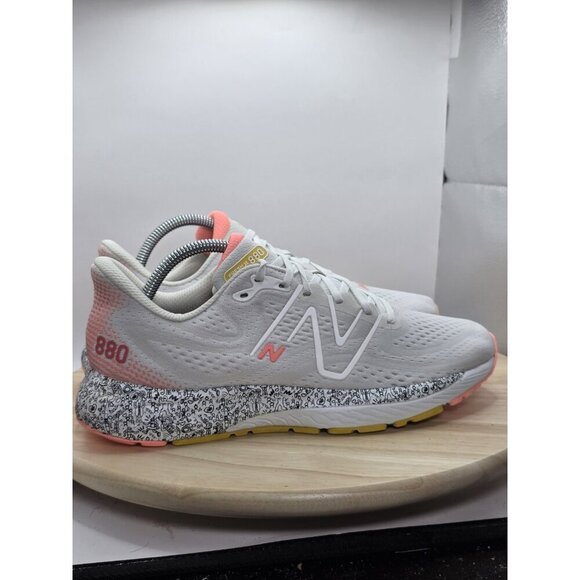 Mens 9.5- New Balance White Fressh Foam 880 Sneakers Atletic W880R13 Size W 11 - Picture 3 of 8